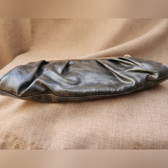 Gorgeous Daisy Fuentes Silver Pewter Jewel Closure Clutch Purse with Chain - Picture 6 of 13